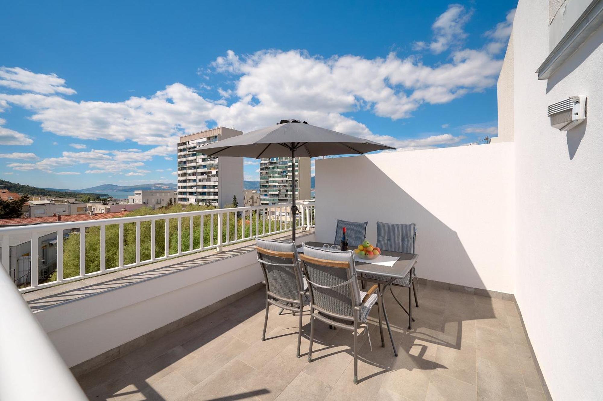Comfortable Apartment Split Exterior photo