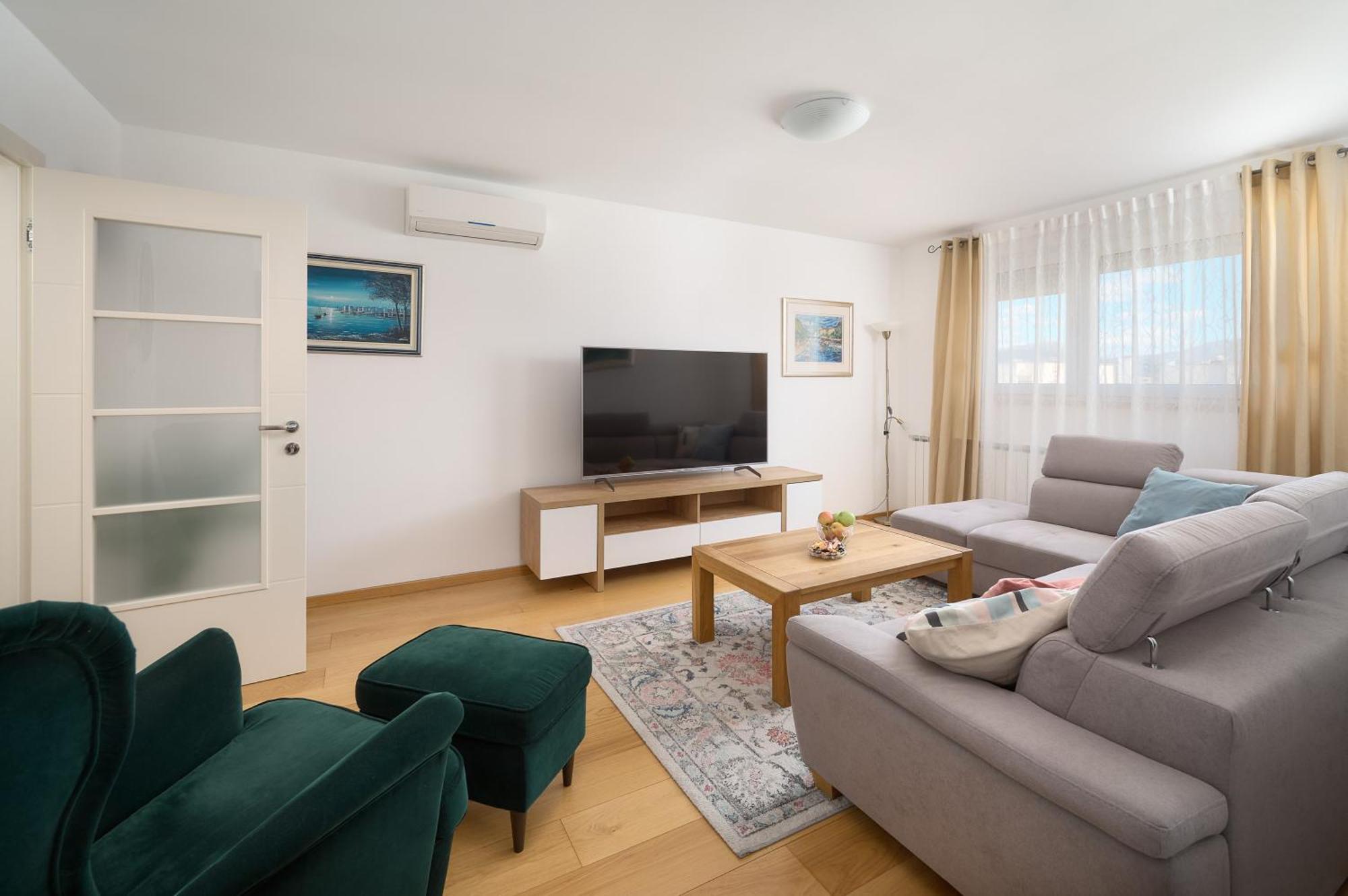 Comfortable Apartment Split Exterior photo